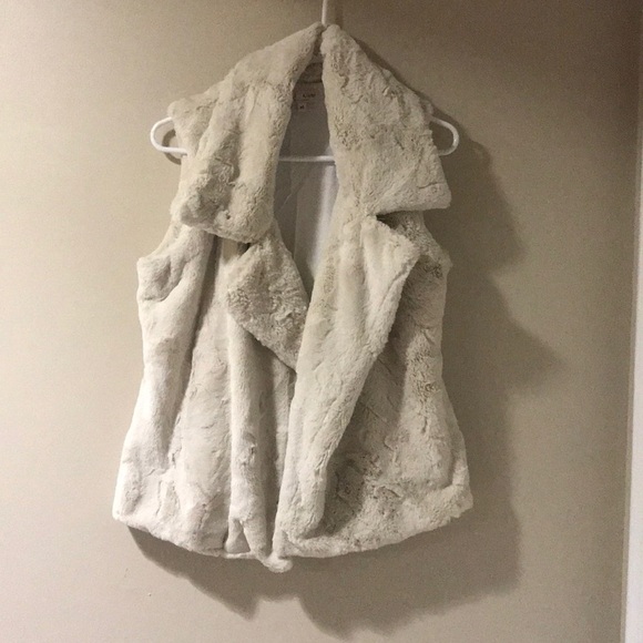 🎀Super Cute Cream Vest🎀‎ - Picture 1 of 4